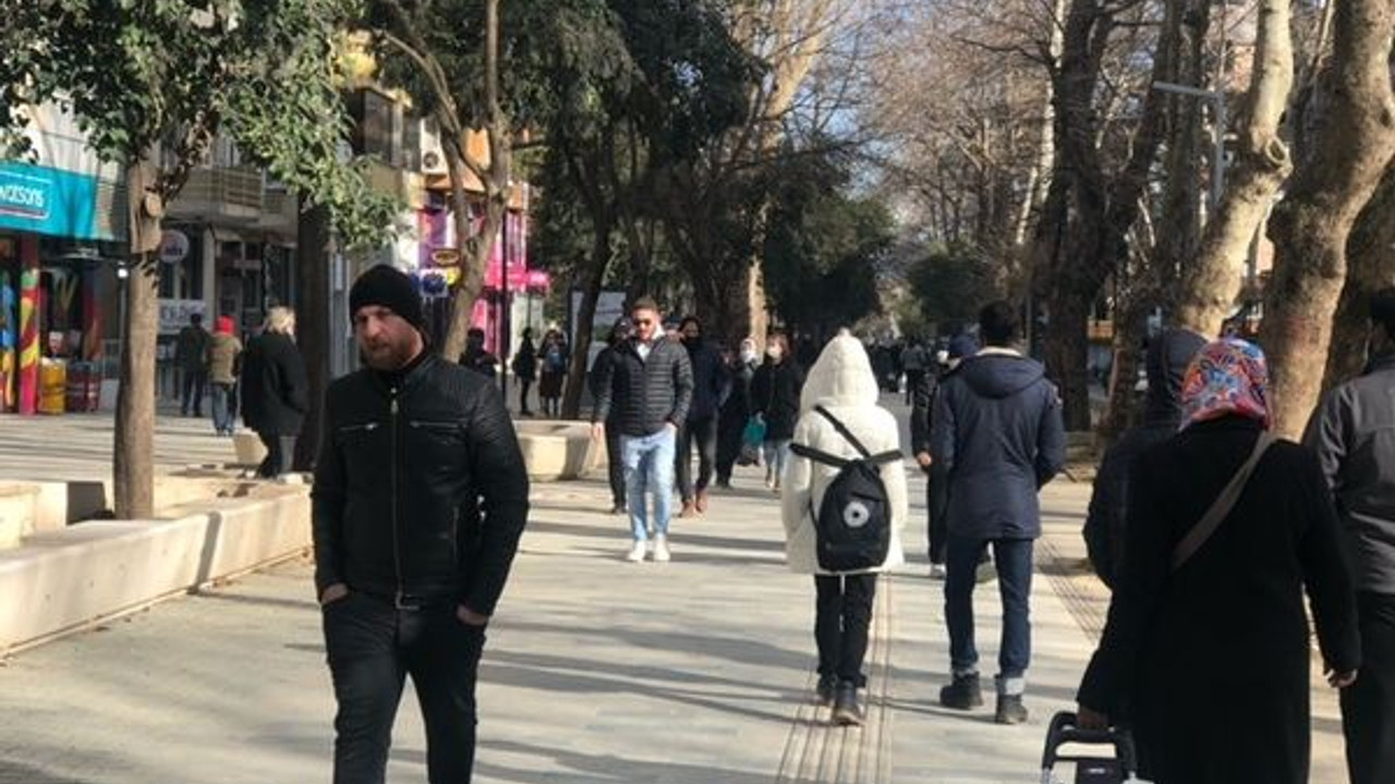 Güzel havayı gören sokağa çıktı